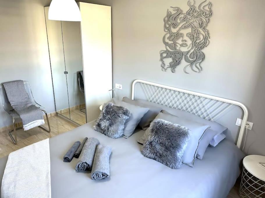 Appartement 8 Min Walk To The & 10 Min Walk To Convention Centre ! *