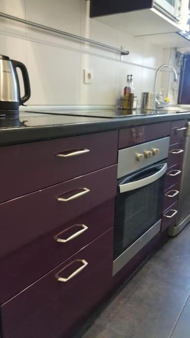 8 Min Walk To The & 10 Min Walk To Convention Centre ! Appartement